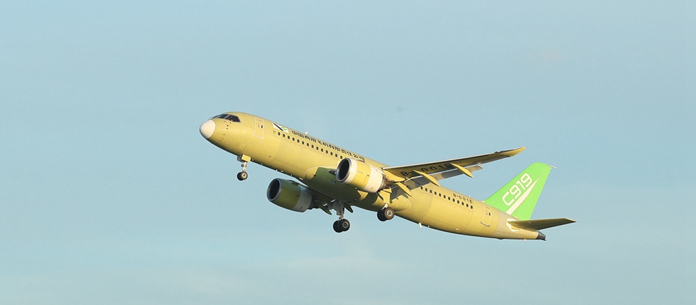 C919大型客機104架機完成首次試驗飛行.JPG